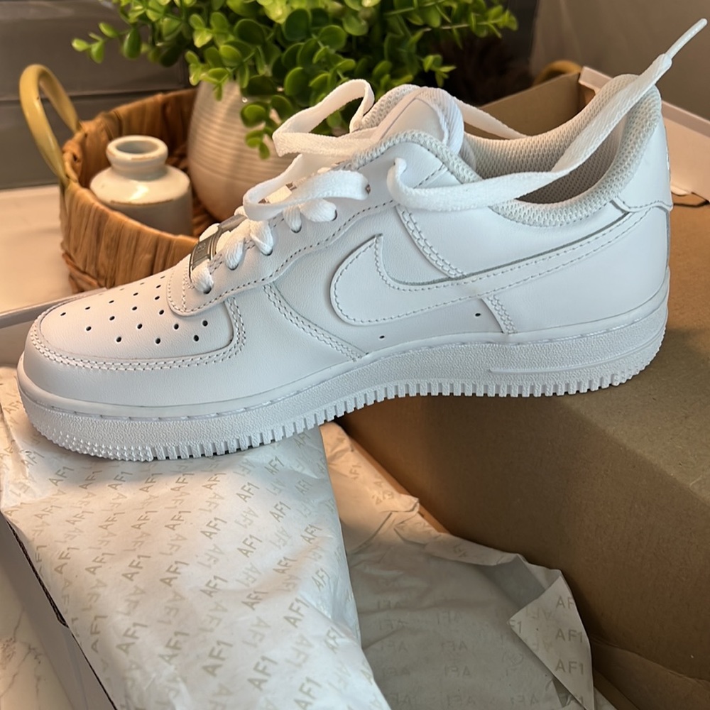 NWT Nike Womens Air Force 1 sz 6